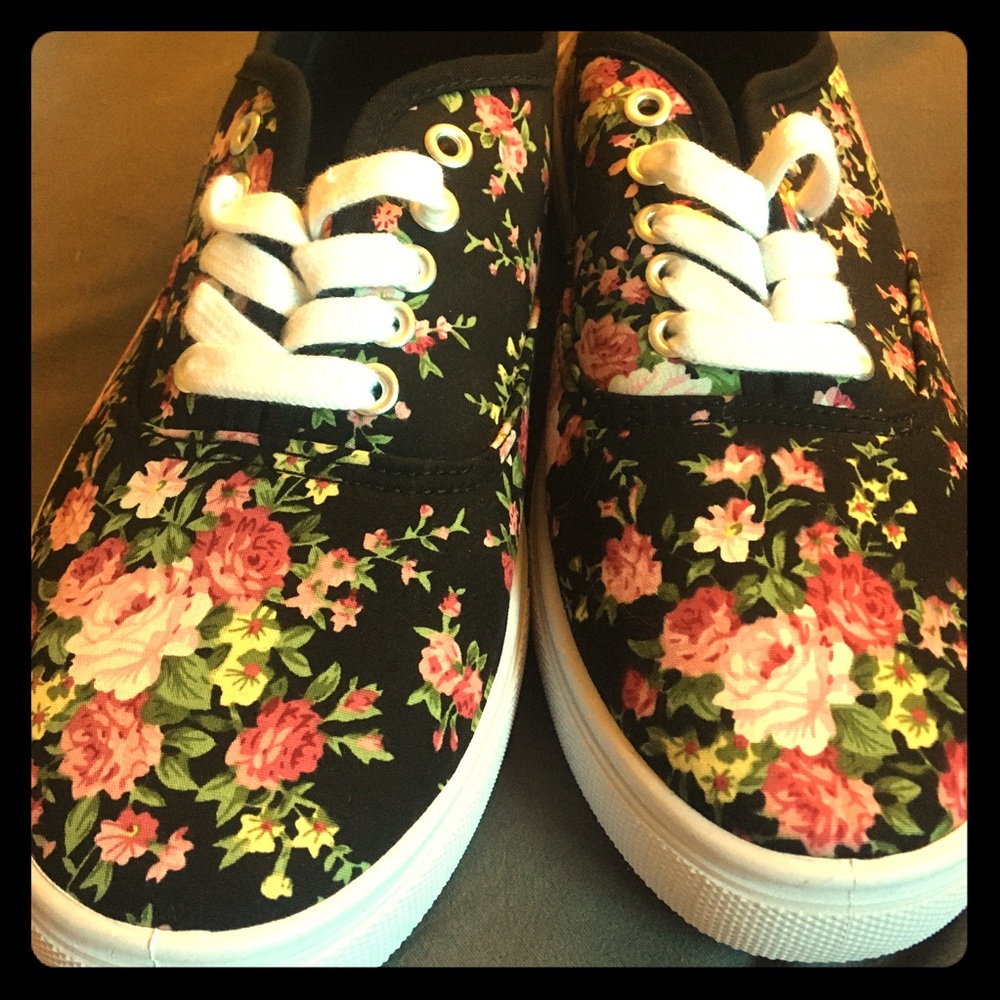 NWOT Size 10 Charlotte Russe Shoes